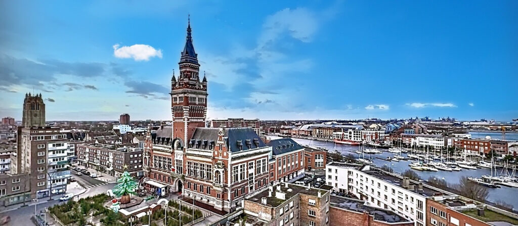 L'hôtel de ville de Dunkerque sous le soleil