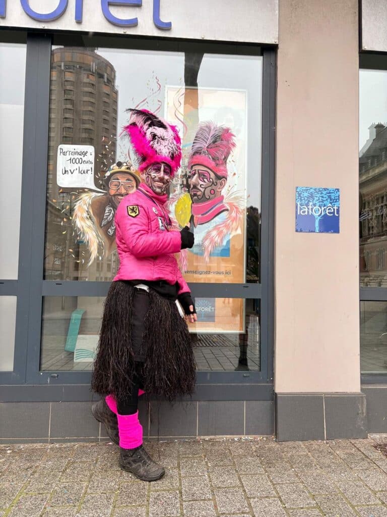 Carnavaleux en costume devant la vitrine de l’agence Laforêt Dunkerque
