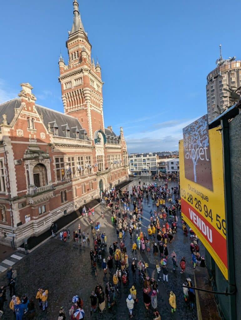 L’équipe de l’agence Laforêt en costume au carnaval de Dunkerque