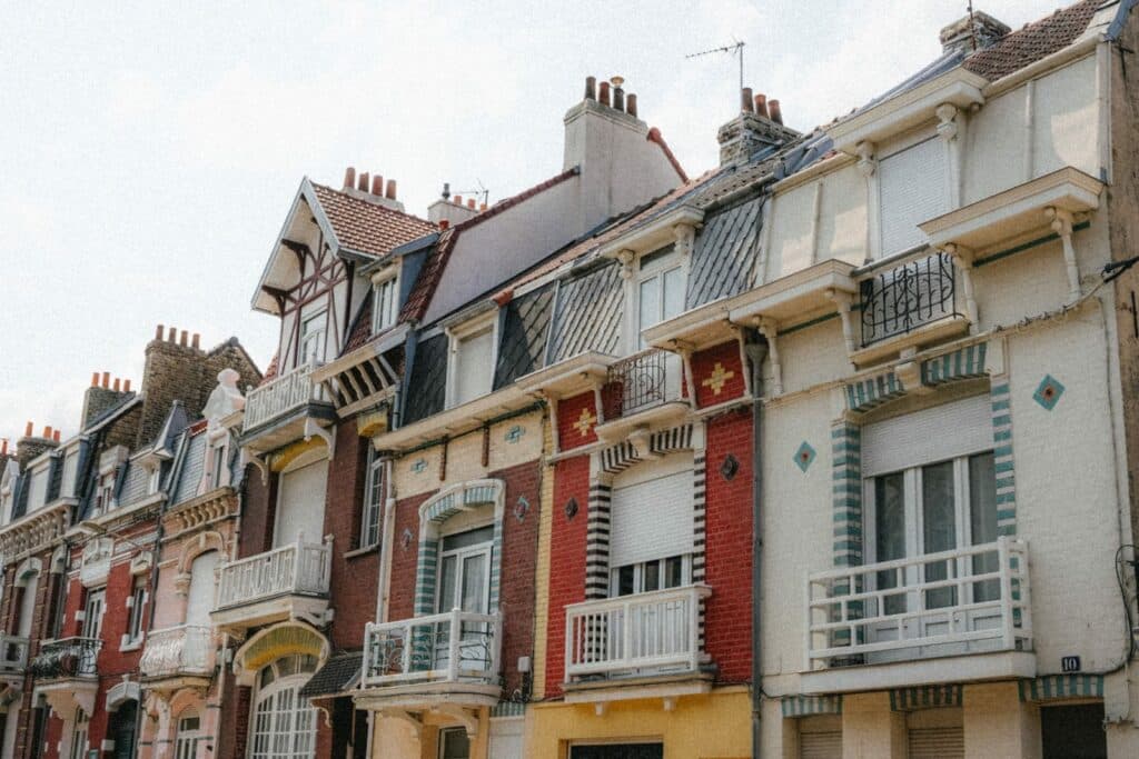 Façades de maisons malouines typiques à Dunkerque