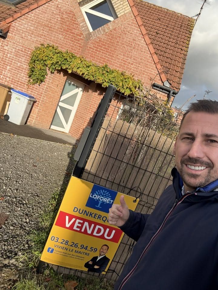 Panneau VENDU Laforêt Dunkerque devant une maison