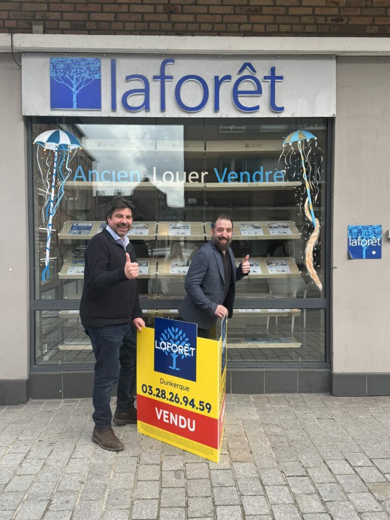 Panneau VENDU devant l’agence Laforêt Dunkerque