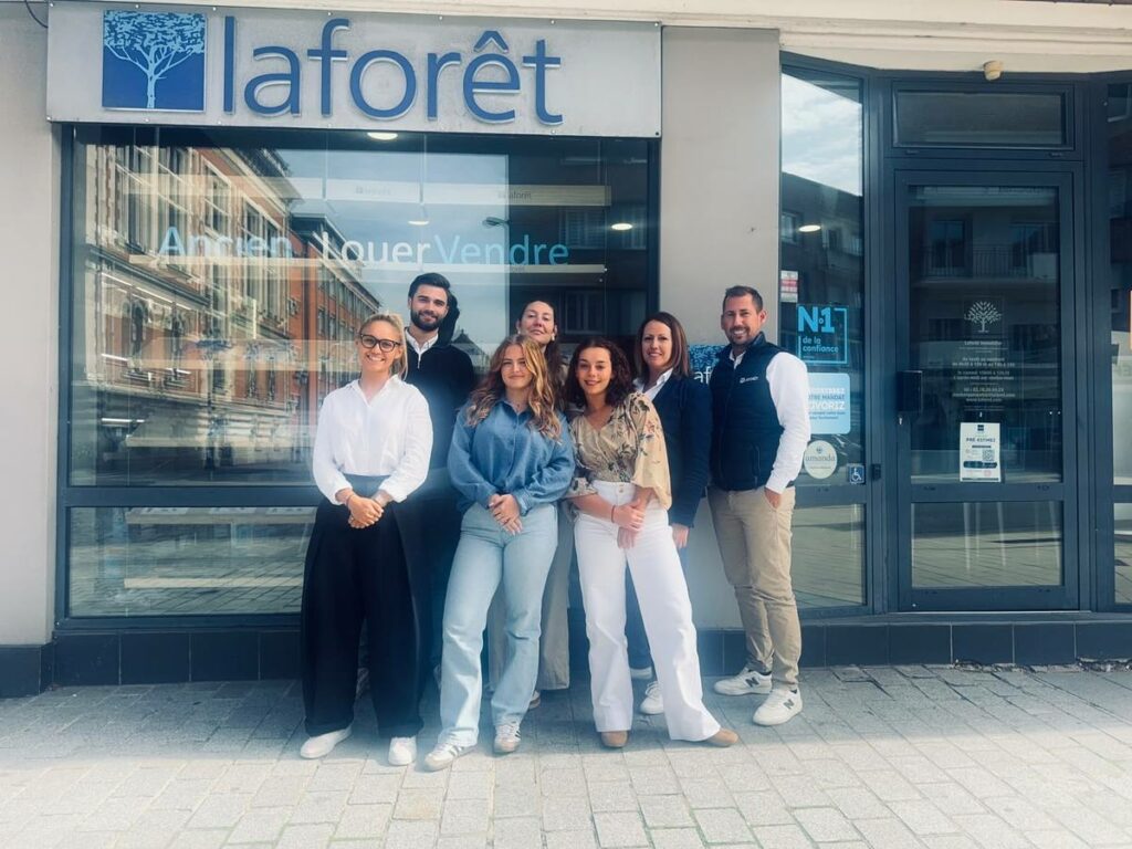 L'équipe de l'agence Laforêt Dunkerque devant l'agence, 38 rue Clemenceau