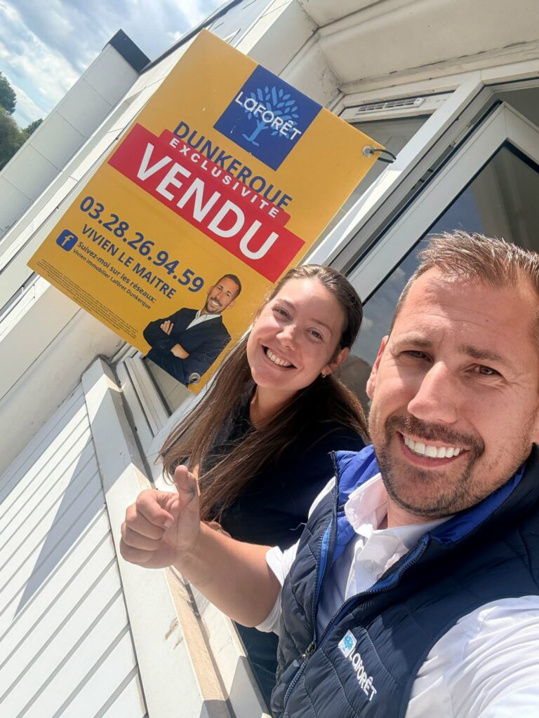 Vivien Le Maitre et Marlène Sapelier devant le panneau VENDU d’un appartement à Saint-Pol-sur-Mer